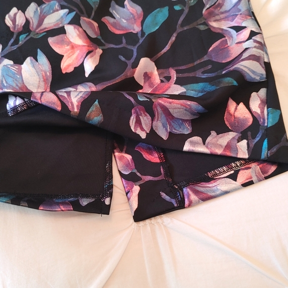 Eci metallic foil floral pencil skirt. Size S. - Picture 6 of 9
